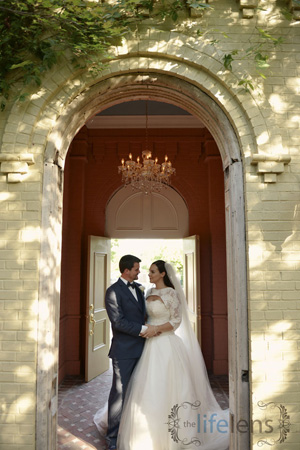 wedding couple in arch